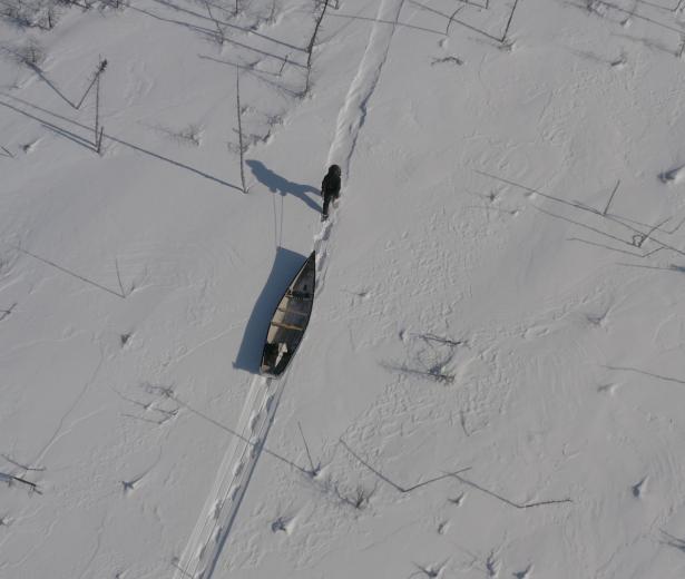 Un canot dans la neige